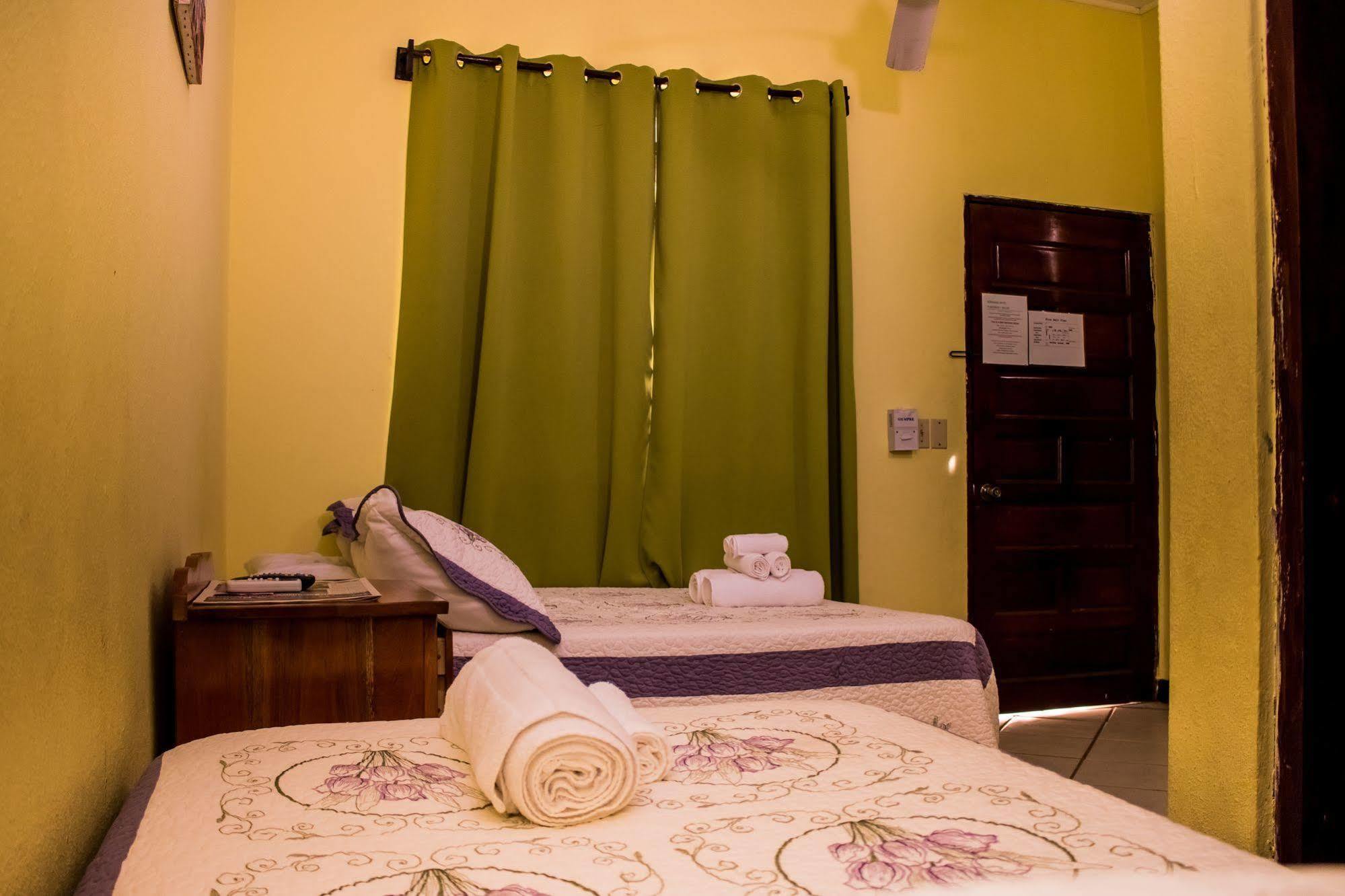 Serenade Hotel Placencia Kültér fotó