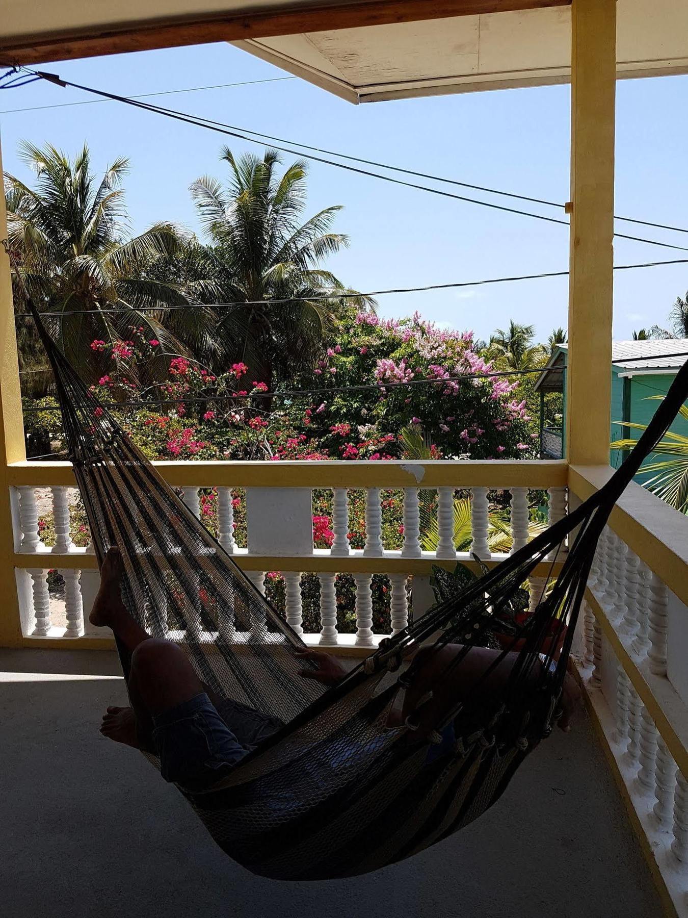 Serenade Hotel Placencia Kültér fotó